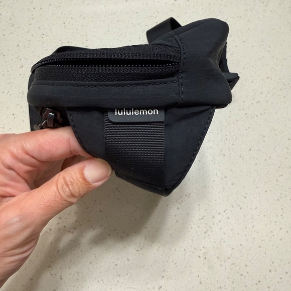 Lululemon belt bag - EUC - Picture 3 of 4